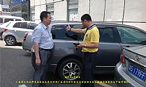 2013年6月26日商会副会长戴西鸿向广东省红绿灯交通基金会秘书长王剑演示产品